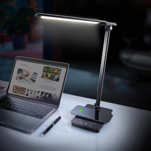 Dynamische LED-Schreibtischleuchte auf einem Schreibtisch neben einem Laptop