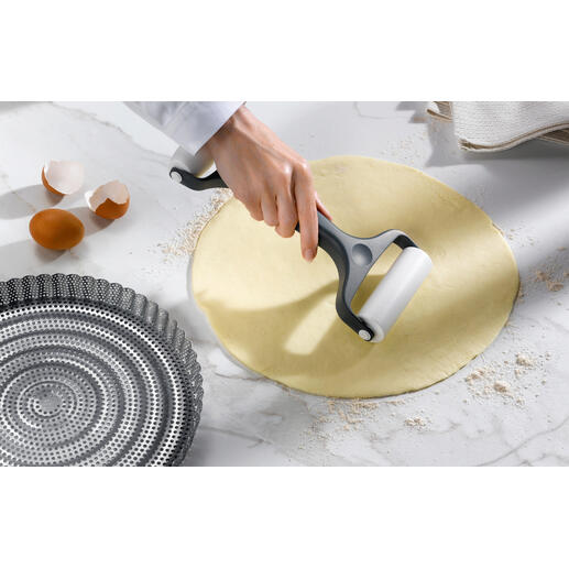 Wahlweise flächiges Ausrollen mit der 10,5 cm breiten Walze ...