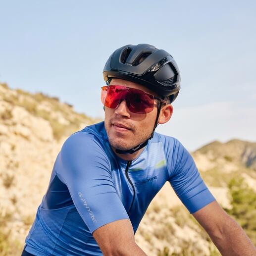 Radfahrer mit roter Sport-Sonnenbrille und schwarzem Helm auf einem Trail.
