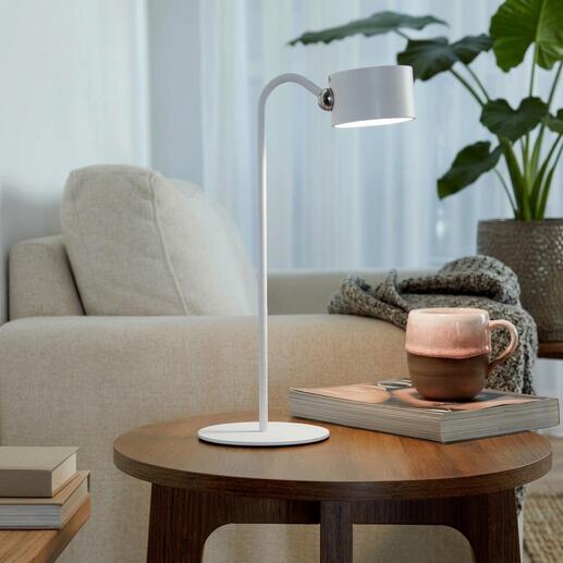 Moderne LED-Akku-Leuchte auf einem Tisch, ideal für die Beleuchtung im Wohnbereich.