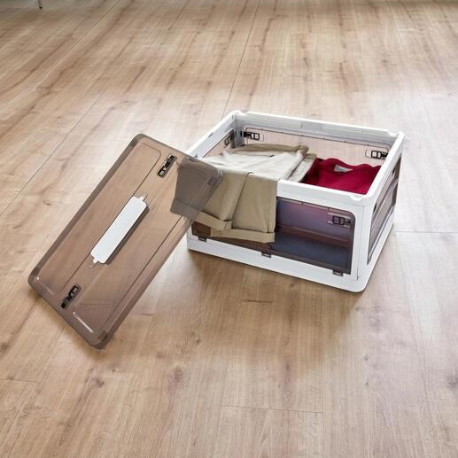 Offene Aufbewahrungsbox mit Kleidung auf Holzfußboden.