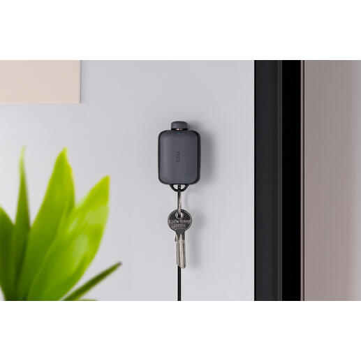 3-in-1 Mini-Powerbank 2.0 an einer Wand mit einem Schlüssel aufgehängt.