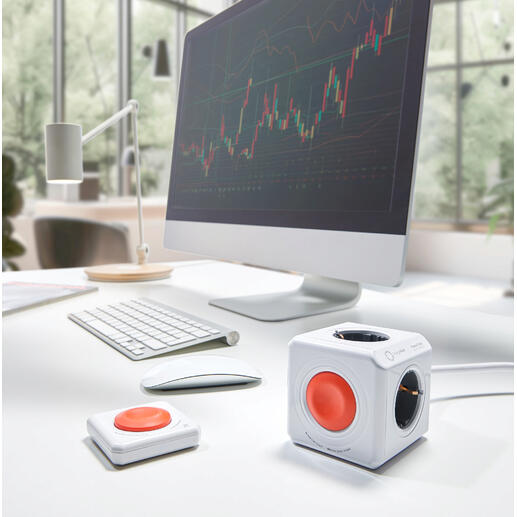 PowerCube Remote Set auf einem Schreibtisch mit Computer und Zubehör.