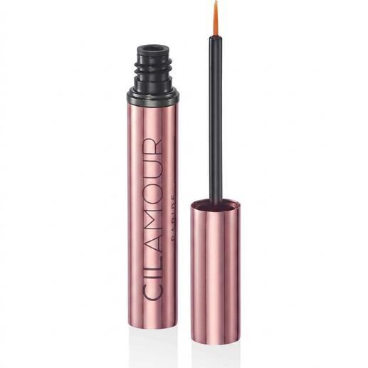 CILAMOUR RAPIDE Wimpernserum in einer Hand.