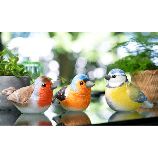 Drei dekorative Vogelfiguren in natürlichen Farben.