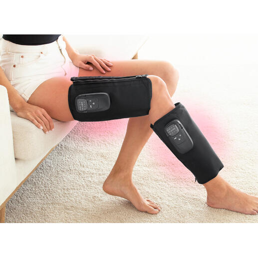 Frau mit einem Kompressions-Massagegerät an den Beinen, während sie sitzt.