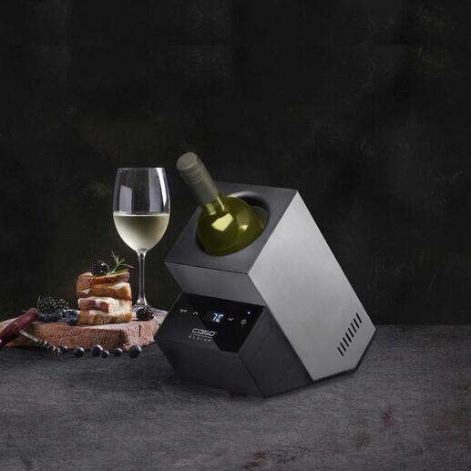 Design Akku-Weinkühler mit Weißweinflasche und Glas auf einem Tisch
