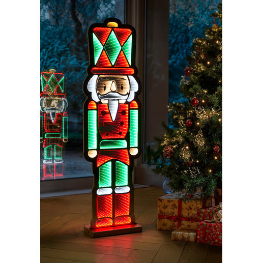 LED-Skulptur eines Nussknackers mit bunten Lichtern.