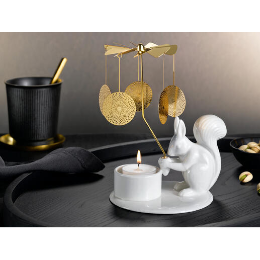 Teelichtkarussell mit Eichhörnchen hält ein Teelicht auf einem eleganten Tisch.