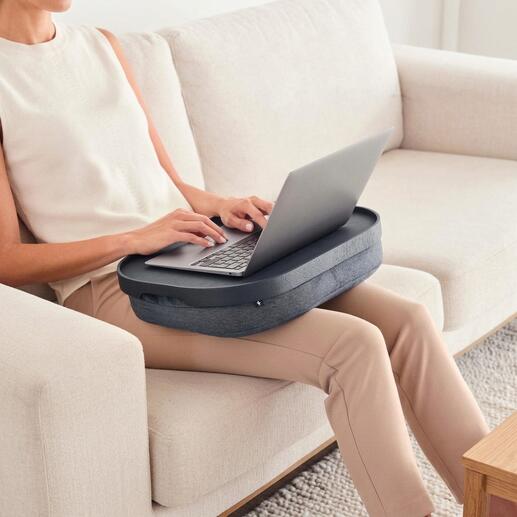 Rutschfestes Laptop-Kissen mit Tablett, wird auf dem Schoß gehalten.