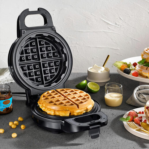 Extra tiefes Waffeleisen mit frischen Waffeln und Zutaten auf einem Tisch.