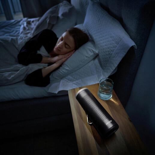 Mobiler 2-in-1 Luftreiniger auf einem Nachttisch neben schlafender Person