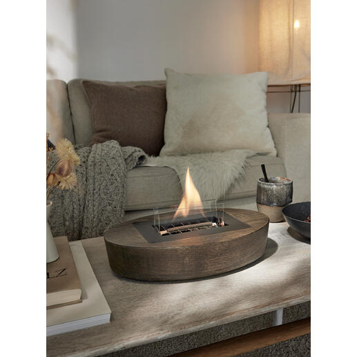 Eiche-Tischkamin in einem Wohnzimmer auf einem Holztisch.