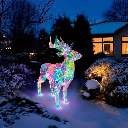 Schillernder Hirsch aus lichtreflektierenden Materialien im Schneegarten.