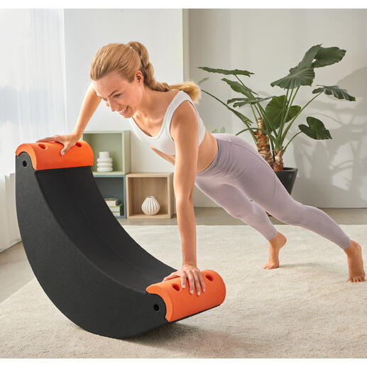 Frau trainiert auf einem 3-in-1 Multifunktions-Trainer mit orangefarbenen Griffen.