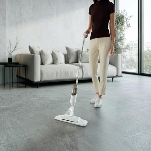 3-in-1 Spray-Mopp wird von Frau genutzt, der Boden ist leer