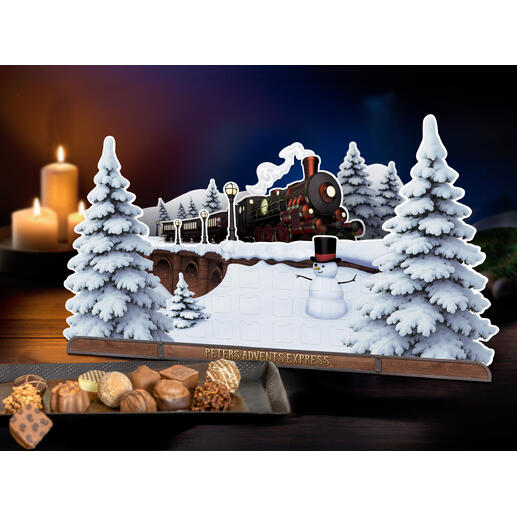 Buntes Standbild eines Zuges in einer winterlichen Landschaft mit Tannen und einem Schneemann.