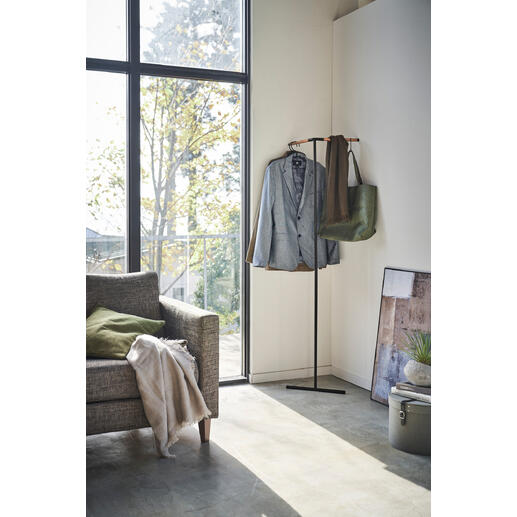 Eckgarderobe mit Jacken in einem modernen Raum