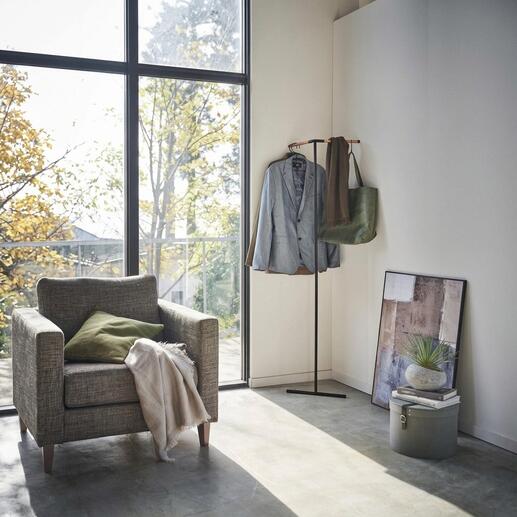 Eckgarderobe mit Jacken in einem modernen Raum