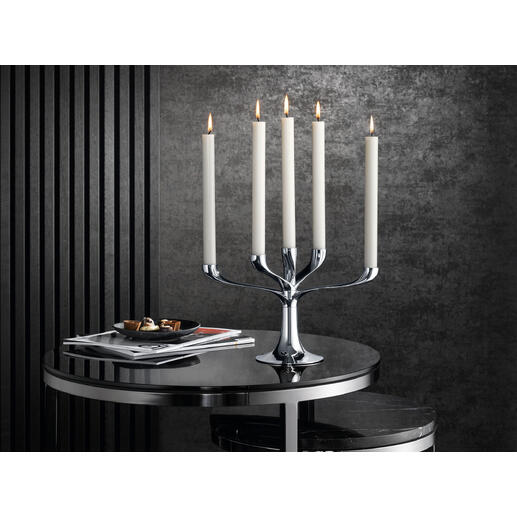 Moderner Kerzenleuchter mit fünf Kerzen auf einem Tisch, elegante Dekoration.