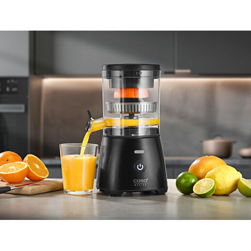 Vollautomatische Zitruspresse in der Küche, Orange wird ausgepresst.