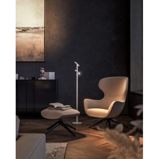 Moderne Stehleuchte Taschenlampe im Wohnzimmer mit gemütlicher Beleuchtung.