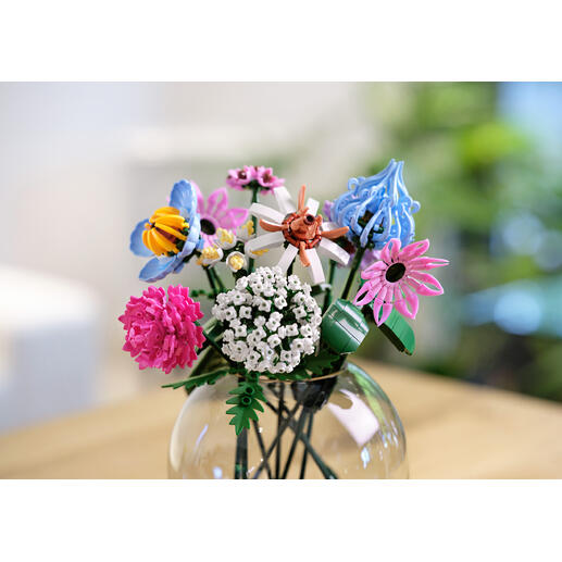 Blumenstrauß aus Klemmbausteinen Blumensträuße von unvergänglicher Schönheit – aus Klemmbausteinen von Ihnen selbst gefertigt. Blumenstrauß aus Klemmbausteinen in Rosé- und Lilatönen in einer Vase.