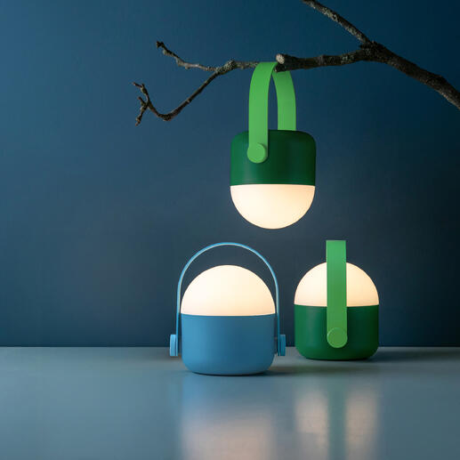 Mobile Akkuleuchte Flexibles Lichtdesign für drinnen, draußen und unterwegs. Mit bis zu 108 Stunden Leuchtdauer. Drei mobile Akkuleuchten in Blau und Grün hängen von einem Zweig.