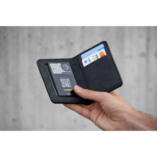 Hand hält AirCard Pro Apple in schwarzem Etui
