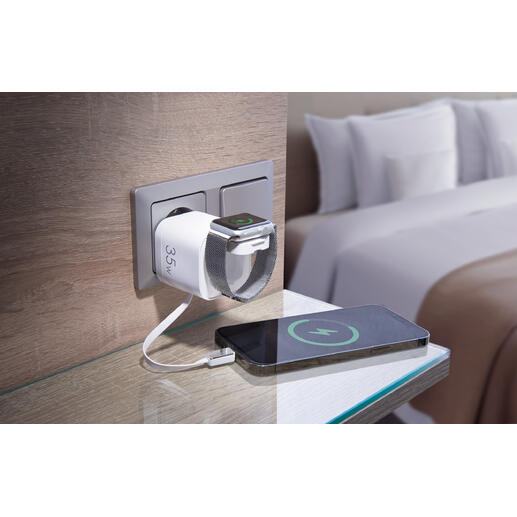 Schnellladegerät, das ein Smartphone und eine Smartwatch gleichzeitig auflädt, in einer Hotelumgebung.