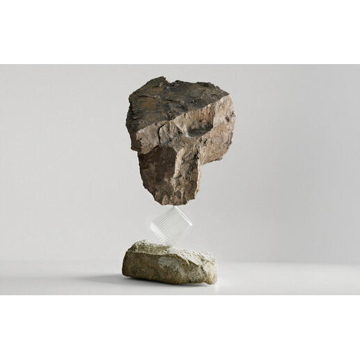 Schwebender Felsen über einem Glas, das Teil eines 4er Sets ist.