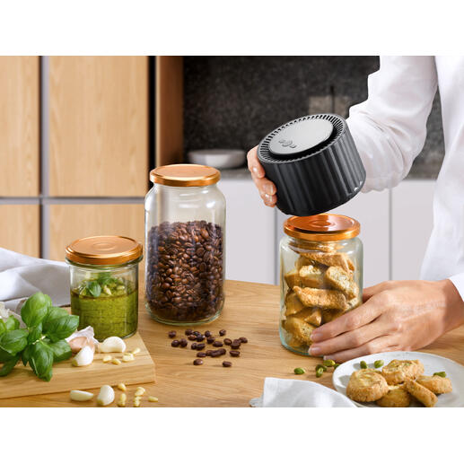 Vakuumierer für Einmachgläser auf einer Holzoberfläche