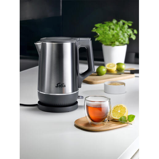 Doppelw. Wasserkocher mit Edelstahl-Finish und Tee in Glasschale auf Tisch.