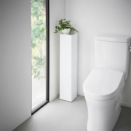 Weißer WC-Organizer mit Pflanze und Dekoration in der Ecke