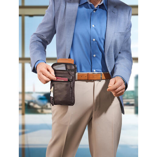 Mann mit farblich abgestimmter Gürteltasche aus Büffelleder, die er an seinem Gürtel hält.
