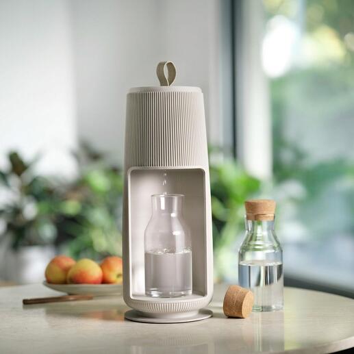 Flowell Wasserfilter in greige mit Glaskaraffe und Wasserflasche