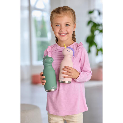 Mädchen hält zwei Tier-Wasserflaschen, eine Drachen und eine Einhorn