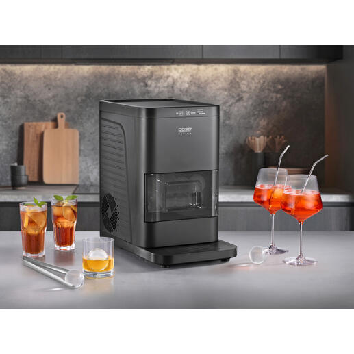 Eiskugelbereiter mit Cocktails und Gläsern auf einem Tisch.