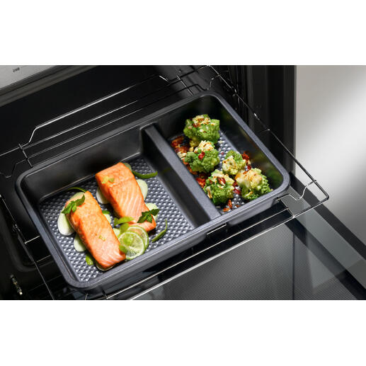 Zwei-geteilte Ofenform mit Lachs und Gemüse im Backofen