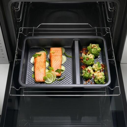 Zwei-geteilte Ofenform mit Lachs und Gemüse im Backofen