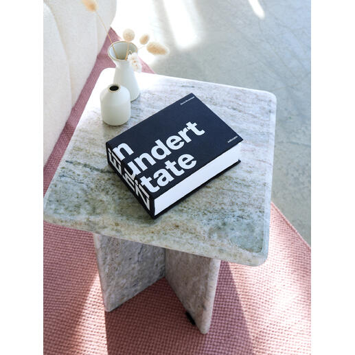 Buch mit dem Titel 'Hundert Zitate' auf einem Tisch.