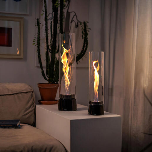 Zwei flammenförmige Lampen im Wohnbereich strahlen Licht aus.