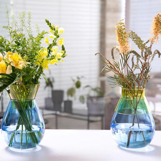 Zwei Twotone Vasen mit bunten Blumen auf einem Tisch in einem hellen Raum.