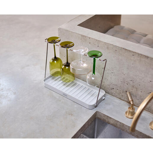 Weinglas Abtropfgestell mit mehreren Gläsern auf einer Arbeitsplatte.