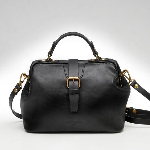 Schwarze Doctor-Bag für Damen mit strukturiertem Leder auf weißem Hintergrund.