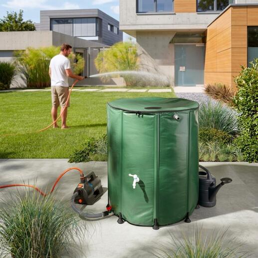 Faltbares Regenfass mit 500 Litern in einem Garten zur Wasseraufbewahrung.