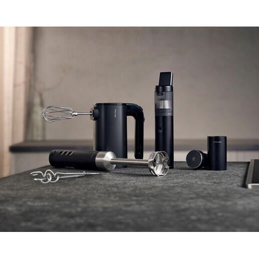 Kabelloser Krümelsauger, inklusive Zubehör, auf einer modernen Küchenarbeitsplatte