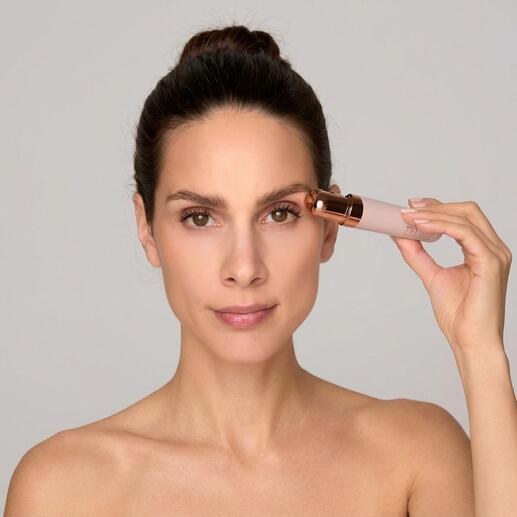 Frau hält Gesichtsrasierer Roxy an ihre Augenbraue.