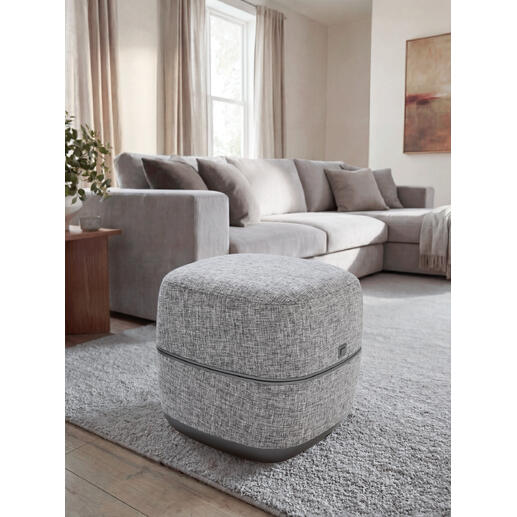 Design-Fußmassage-Hocker in einem stilvollen Wohnzimmer.