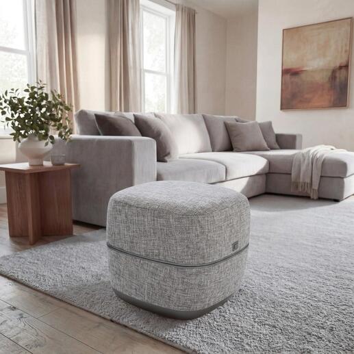 Design-Fußmassage-Hocker in einem stilvollen Wohnzimmer.